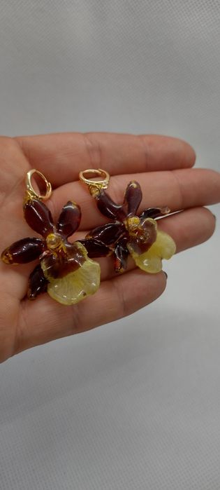 Обеци с естествен цвят на мини орхидея. Цветче с размери 3,5/4 см. 
Вн