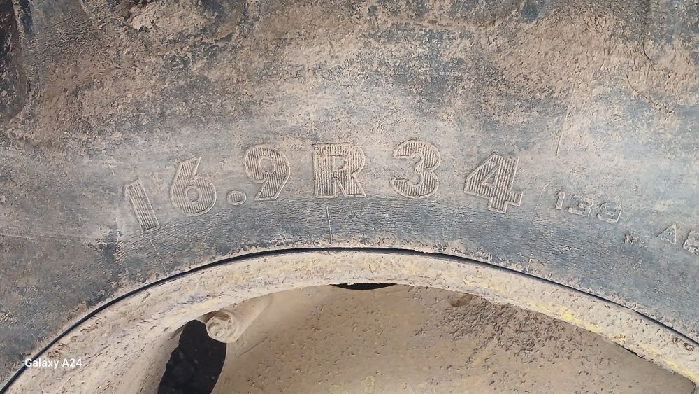 Vând 2 cauciucuri pentru tractor