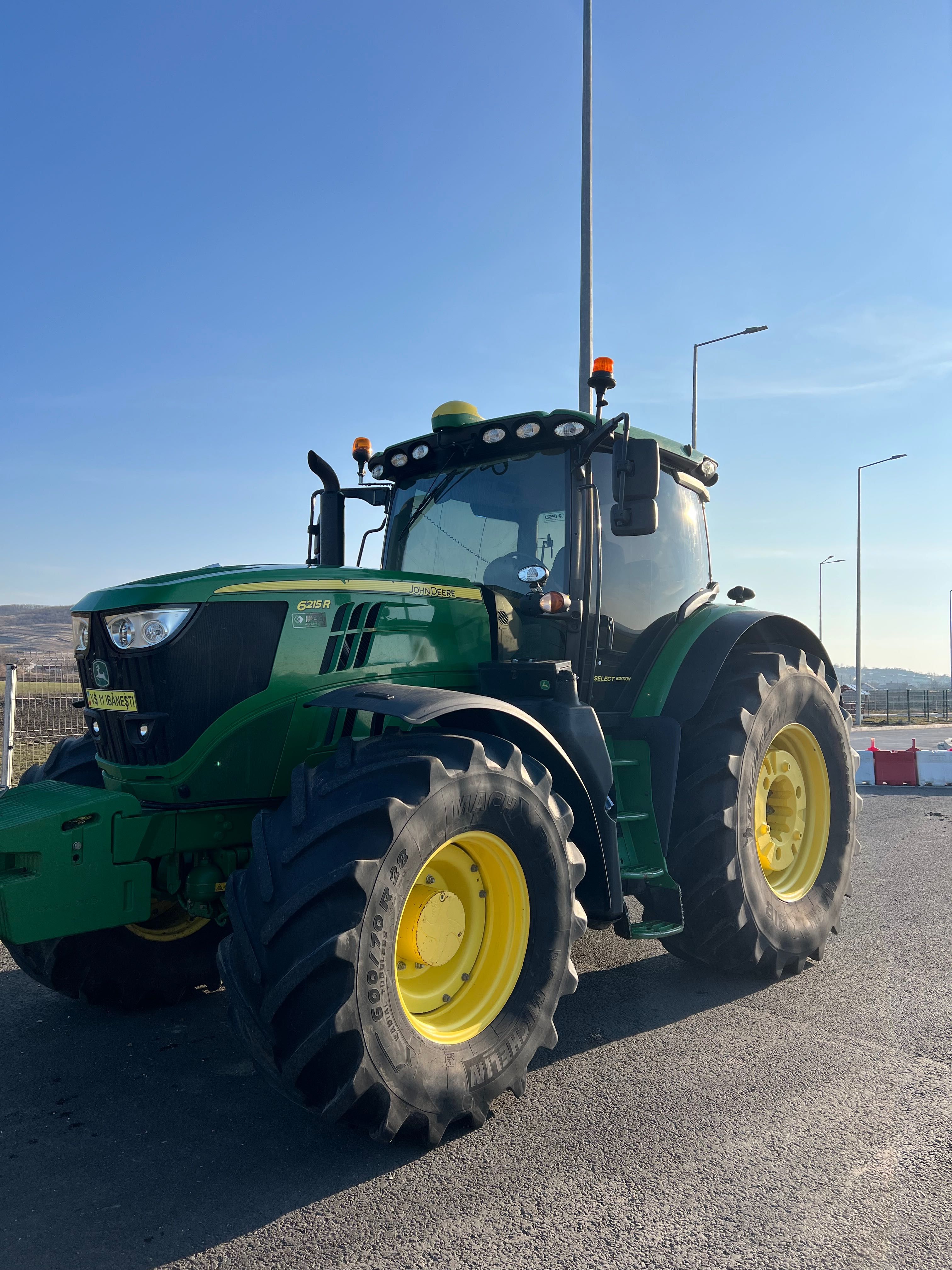 John Deere 6215R
