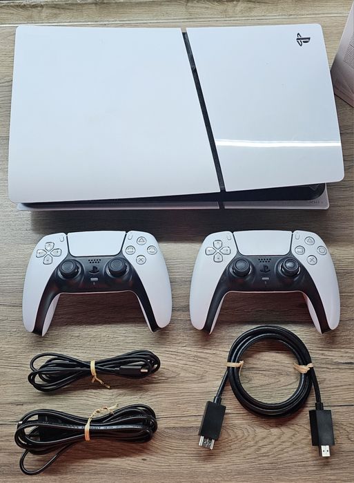 Playstation 5 slim с два джойстика.