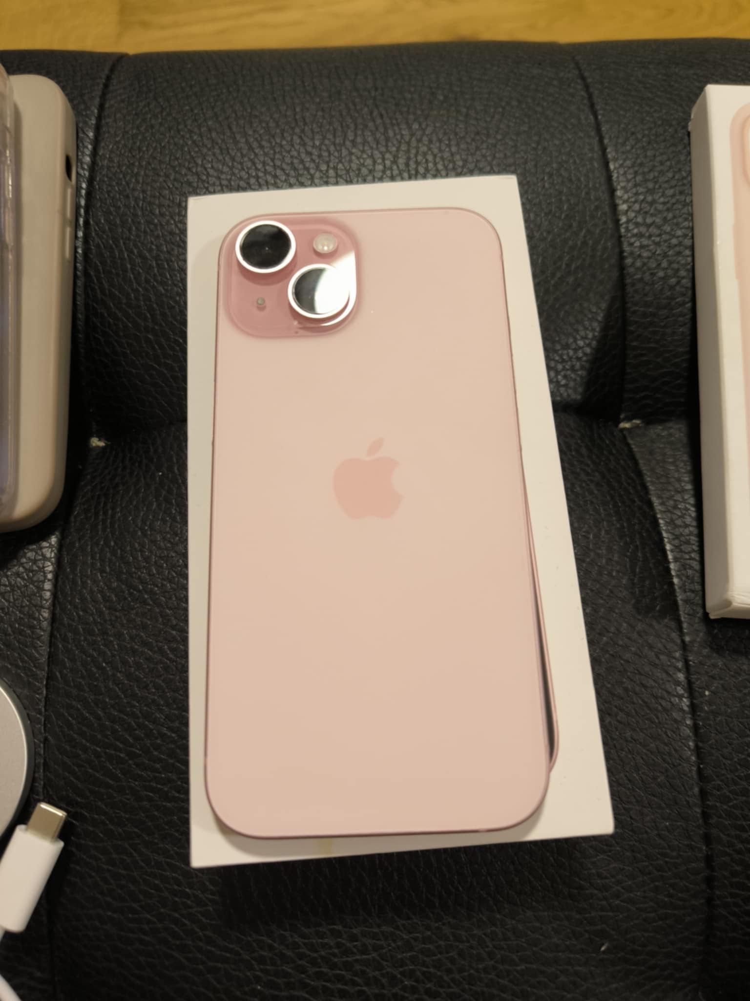 iPhone 15 Pink + Оригинален калъф + MagSafe зарядно + други аксесоари