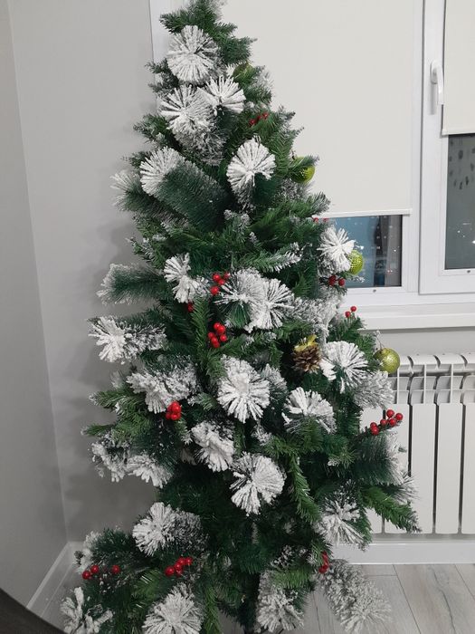 Продам красивую ёлку.