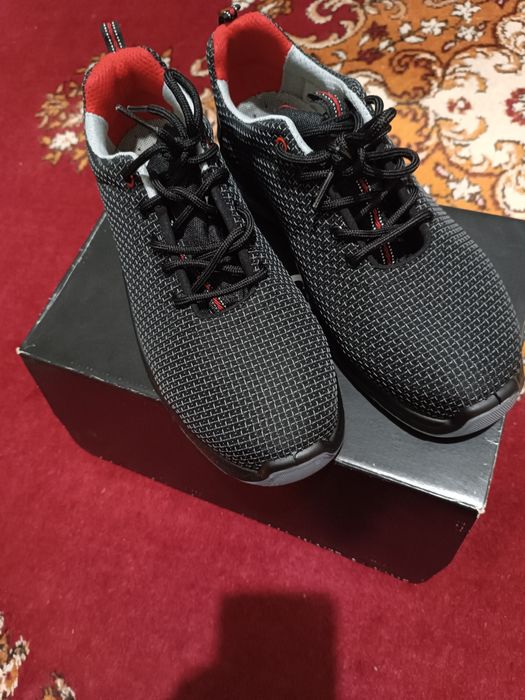 Vând adidași de muncitor pe shantier