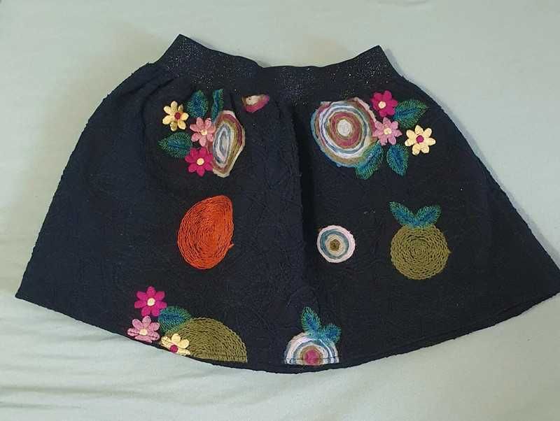 Fustă mini model Desigual ,cu banda elastică la mijloc.