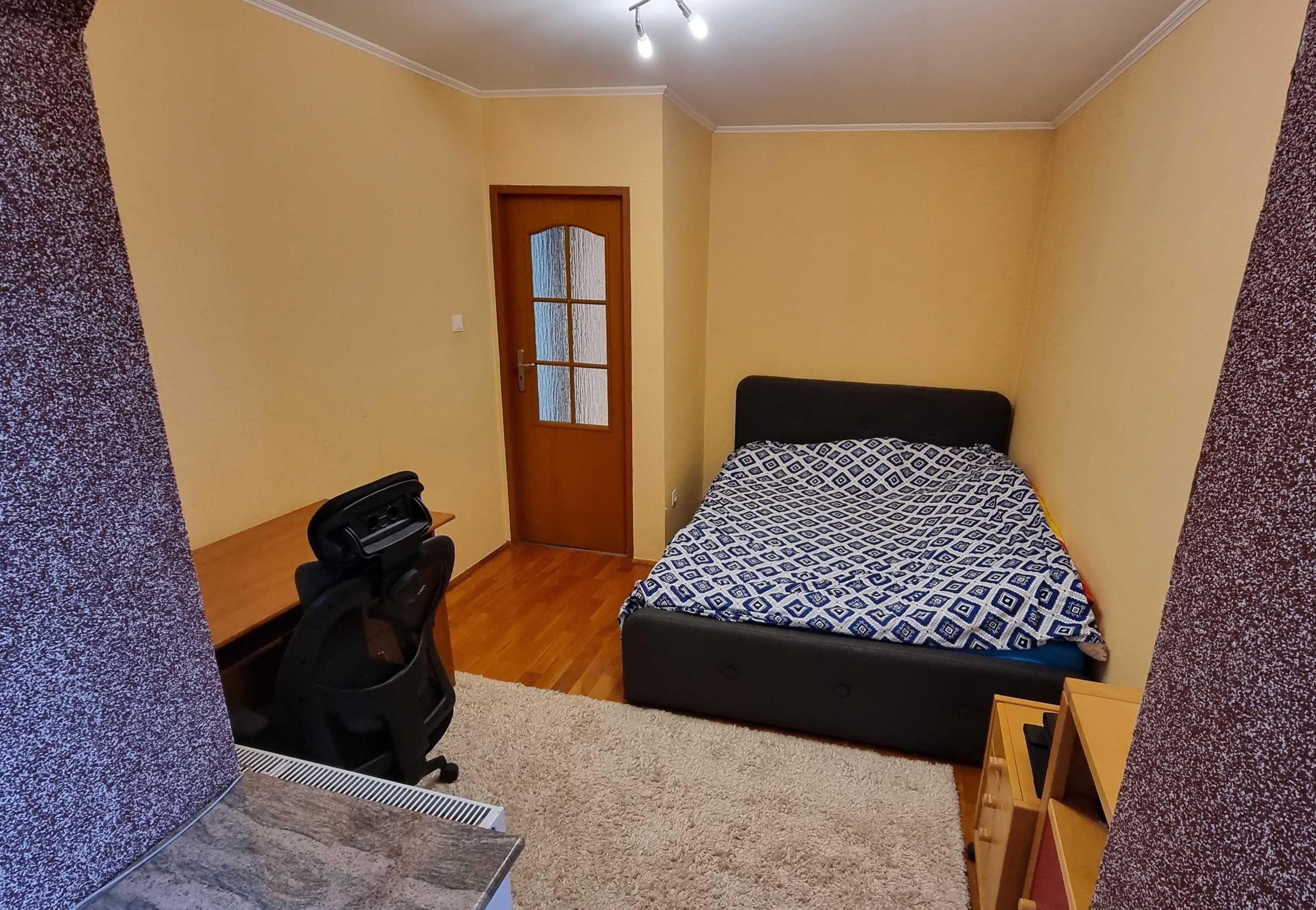 Apartament cu 4 camere, 2 bai, 2 balcoane, ultracentral zona retrasa