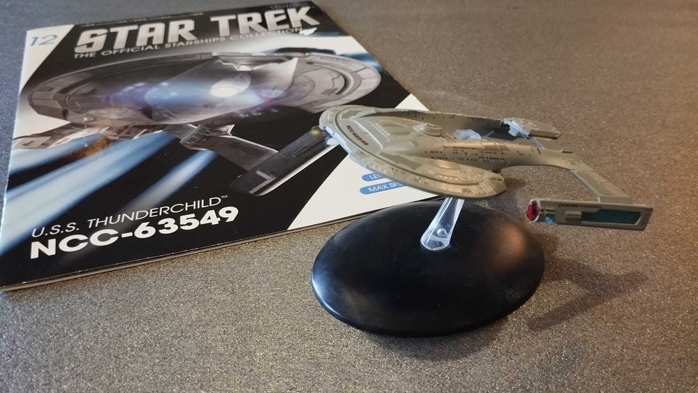 STAR TREK model and magazine collection 
модел и колекция от списания