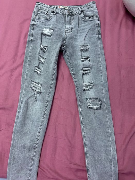 Сиви накъсани дънки