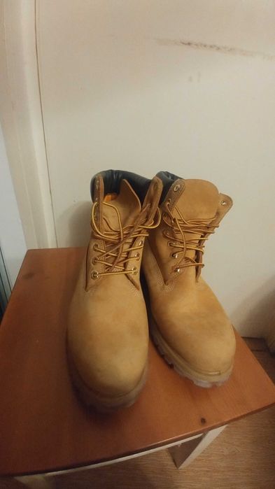 Vând sau schimb bocanci Timberland.