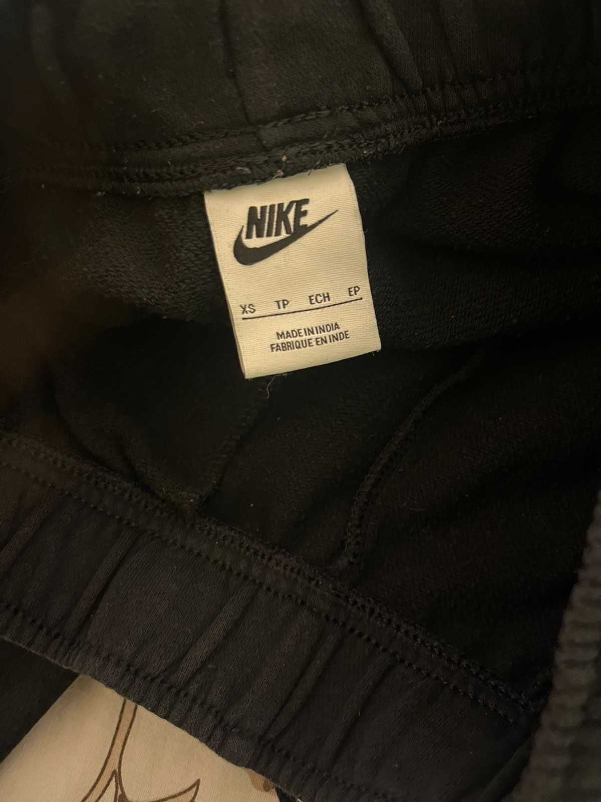 Nike sportswear черно