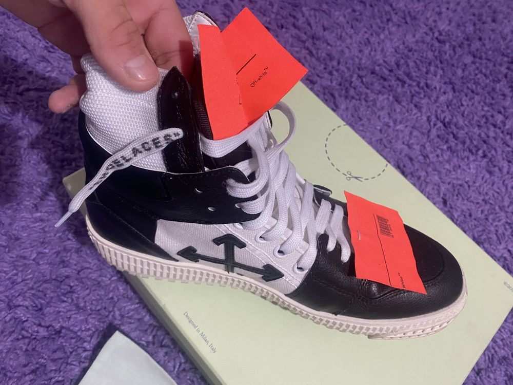 Pantofi Off-White Court 3.0, vin însoțiți cu un tricou Off-White