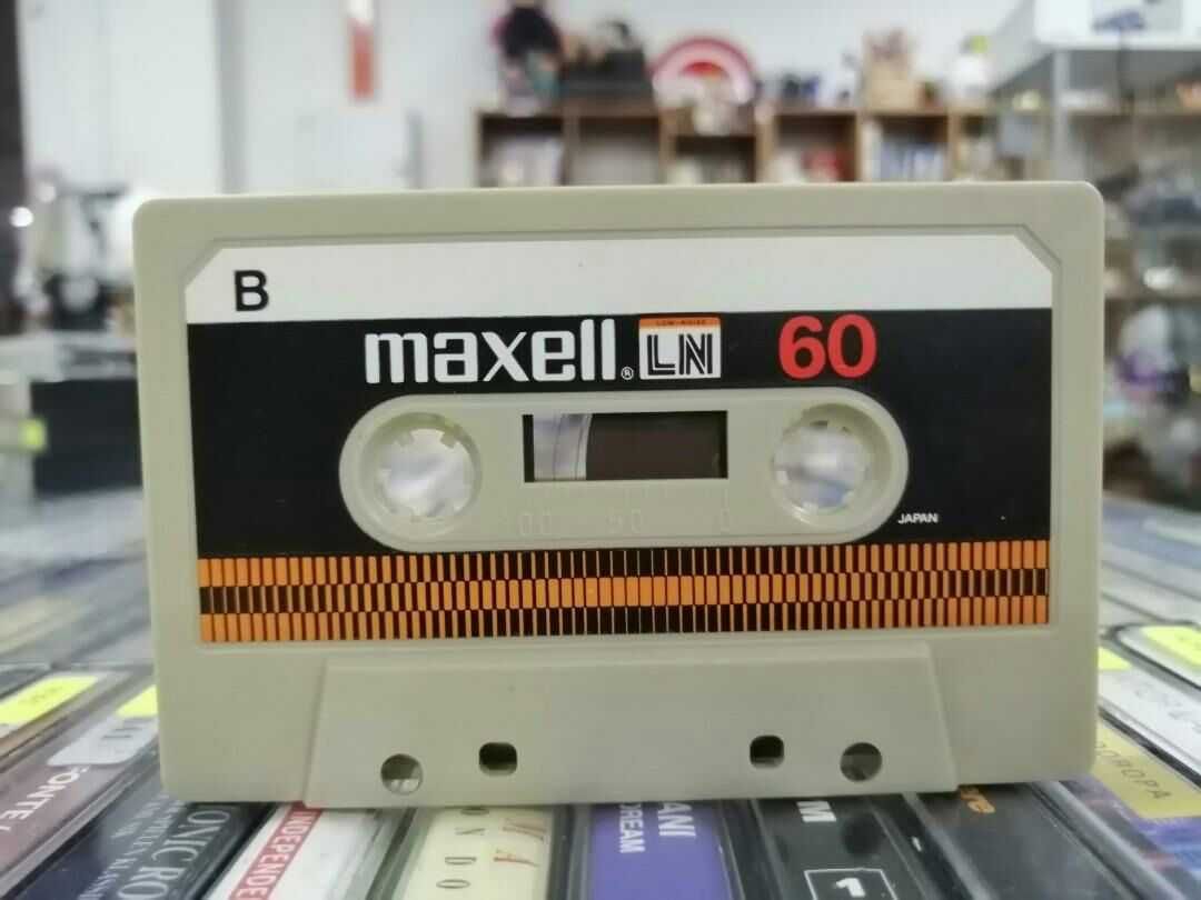 Компакт кассета Maxell
