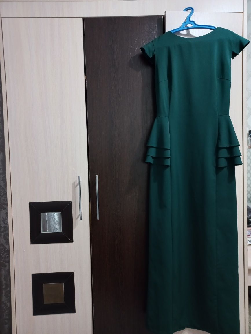 Срочно продам платья р-р 44, комбинезон, р-р 46, пр-во Италия,Бишкек.