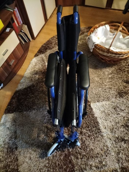 Scaun handicap cu rotile albastru până în 100 de kg de la ortopedica .