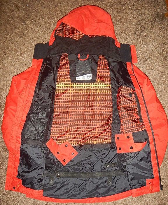Geaca de snowboard/ski Nitro 10000 mm cu aerisire. Marimea S-Women.