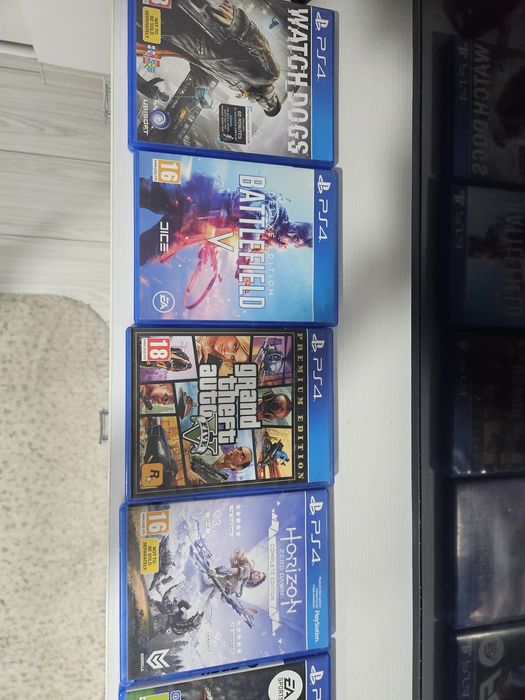 Vând PlayStation 4