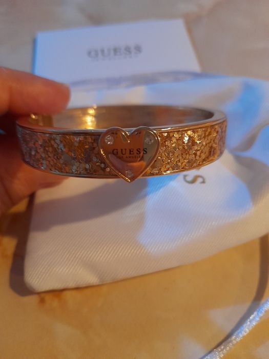 Оригинална нова гривна Guess