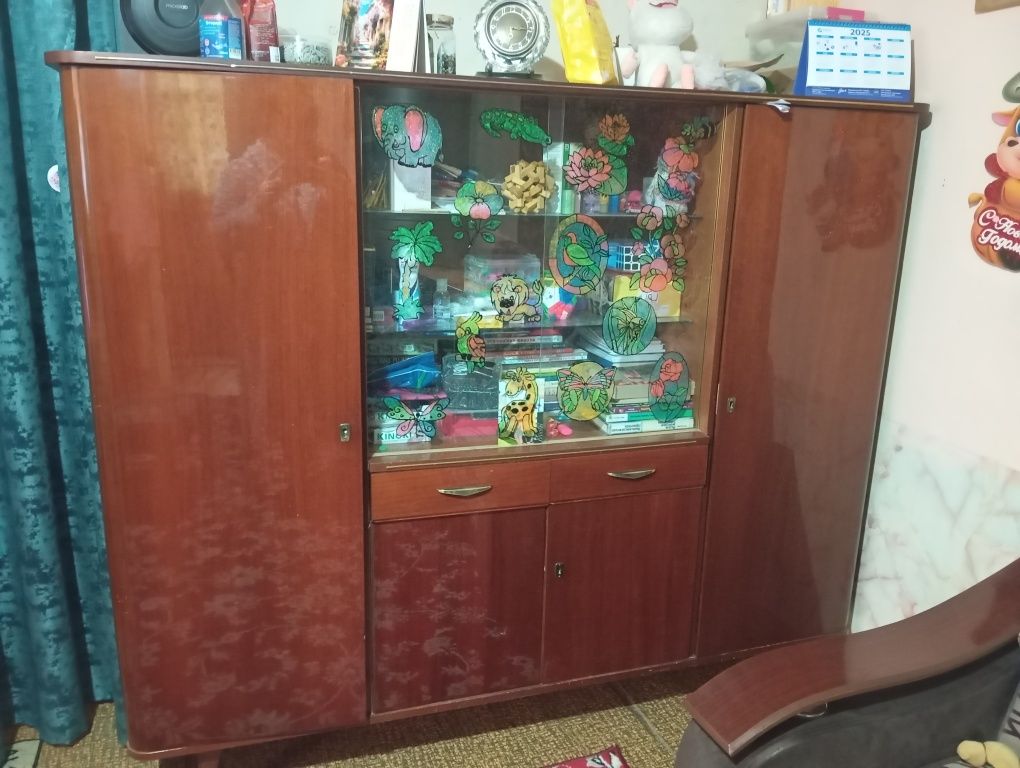 Сервант для посуды и Хельга