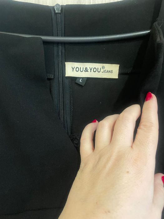 Стилна черна рокля с дантела на диколтето