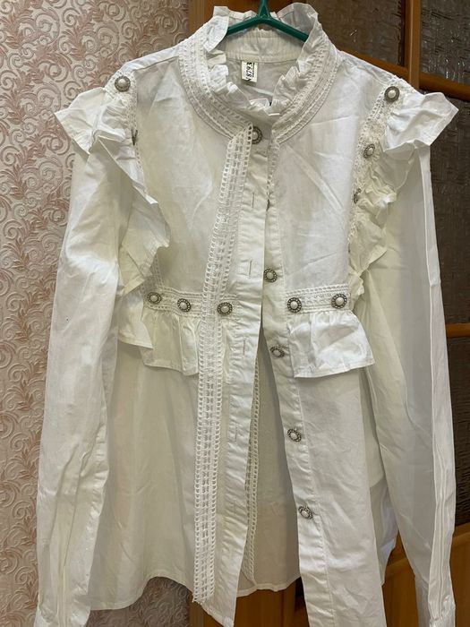 продам белую кофту для школьниц