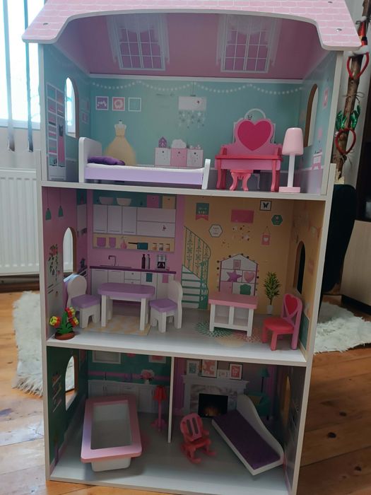Къща за кукли на три етажа.