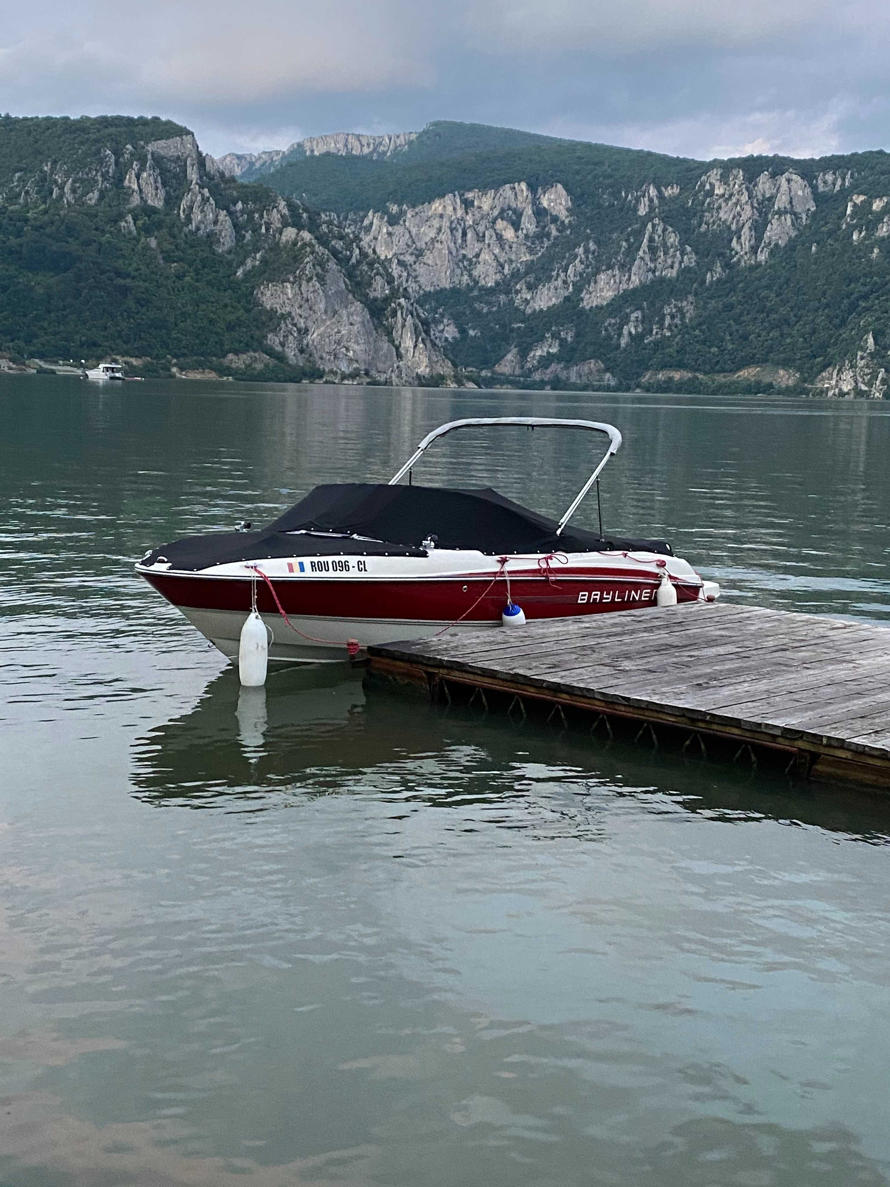 Vand barca Bayliner 185 cu motor defect