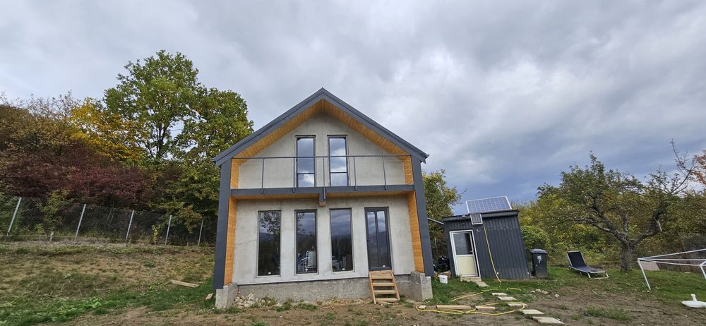 Vând teren cu cabana zona Cristian