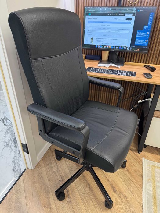 Продам офисное компьютерное кресло Millberget IKEA (2 шт)