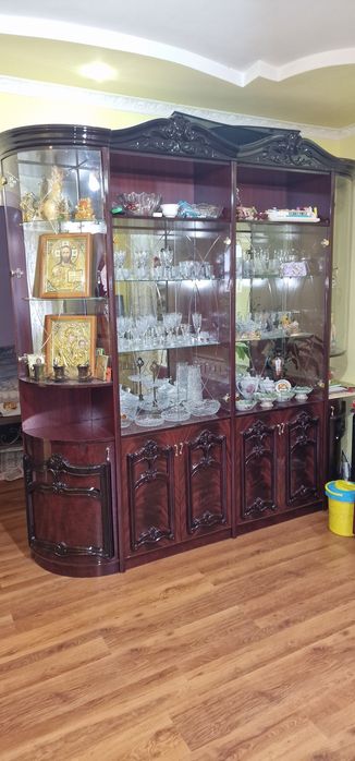 Продаётся сервант .