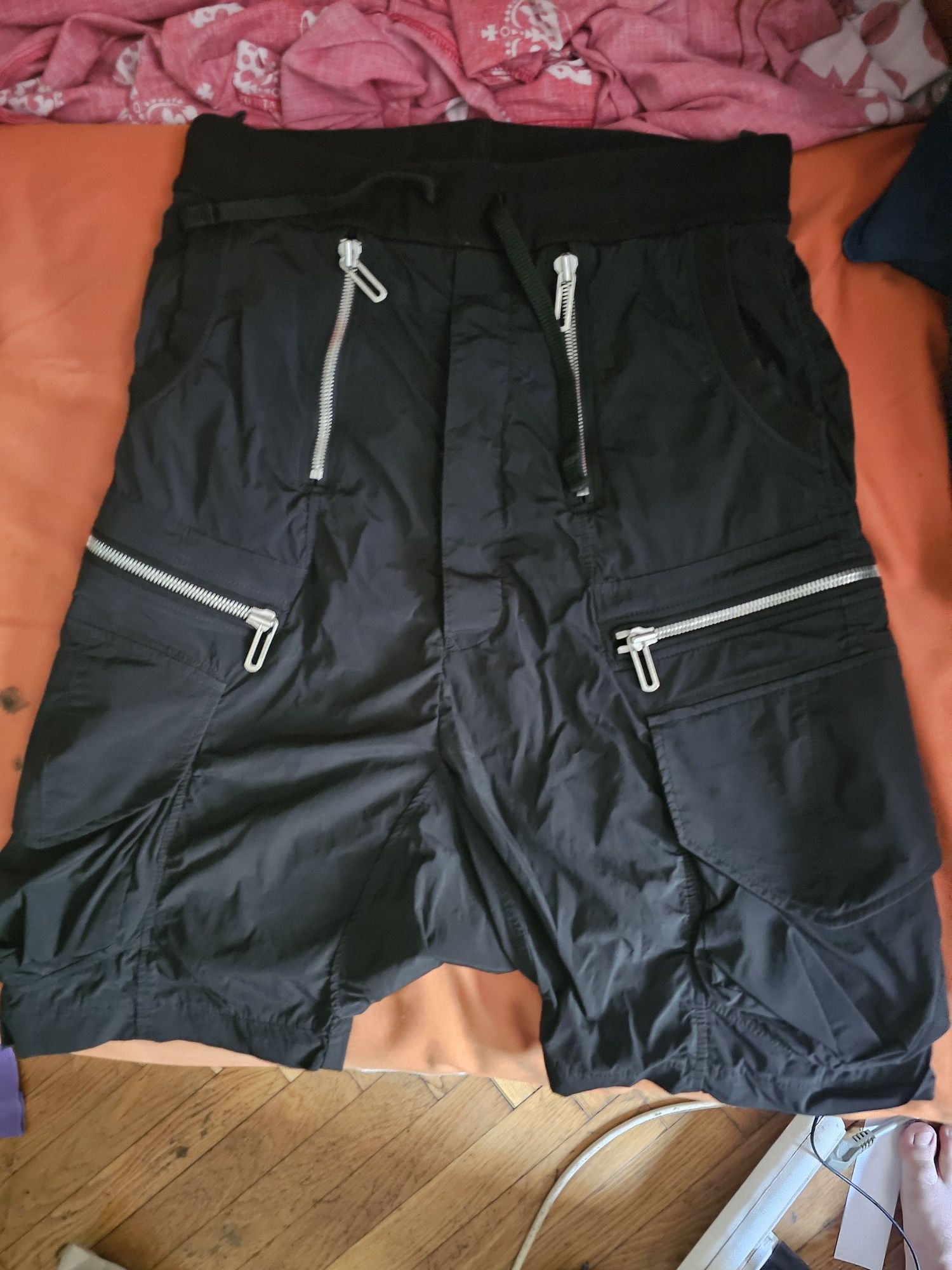 Vând pantaloni scurti vagabond