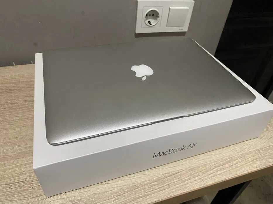 продам Macbook air 2017 года