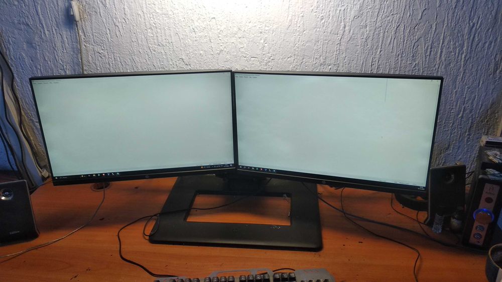 Два монитора на одном кронштейне HP 23n