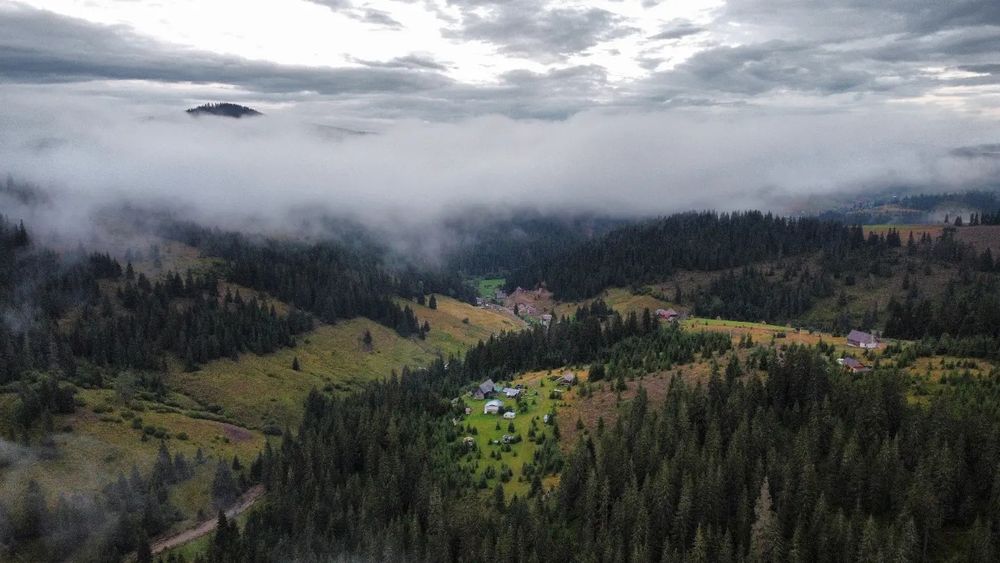 Teren intravilan 3ha, cu 2 cabane si panorama superba