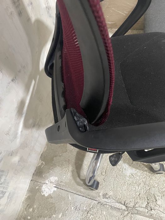 Один сломанный стул кресло