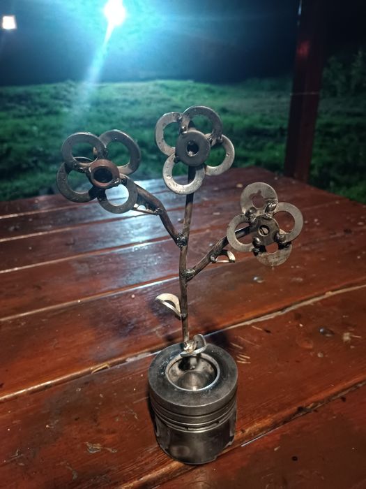 Ръчно направено цвете в саксия от части за кола