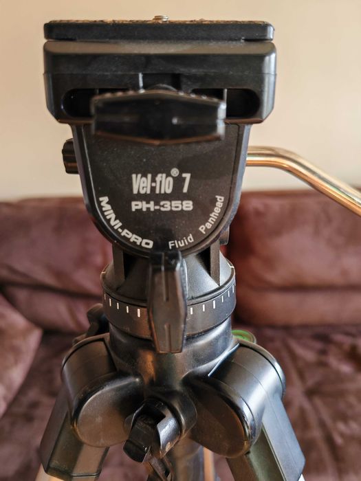 Продавам 2бр малко използвани статива Velbon CX 586 и CX mini