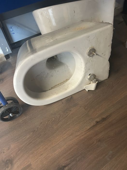 Навесной унитаз отдам бесплатно