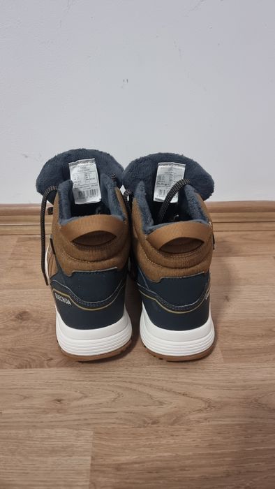 Ghete Quechua Dechatlon barbati / baieti marimea 39, ca noi