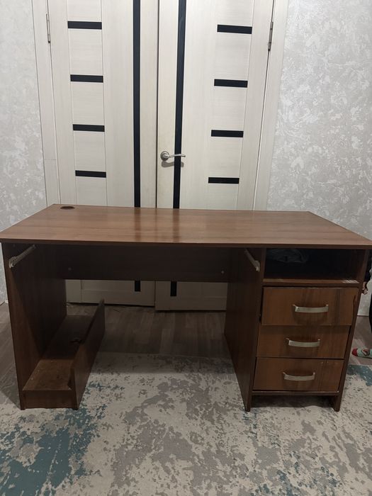 Стол компьютерный в хорошем состоянии