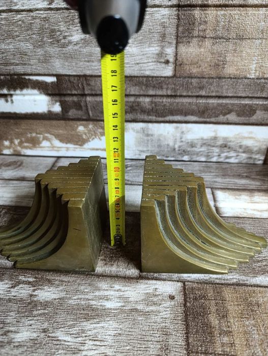 Плътни бронзови книгодържачи