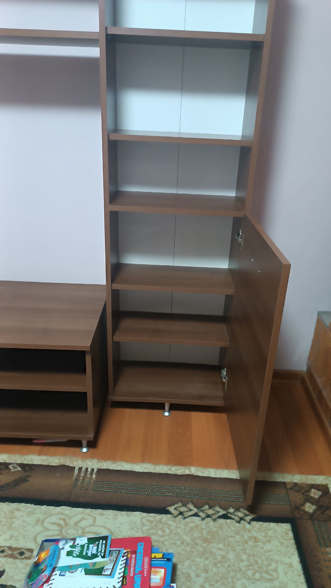 Vând comoda tv utilizată