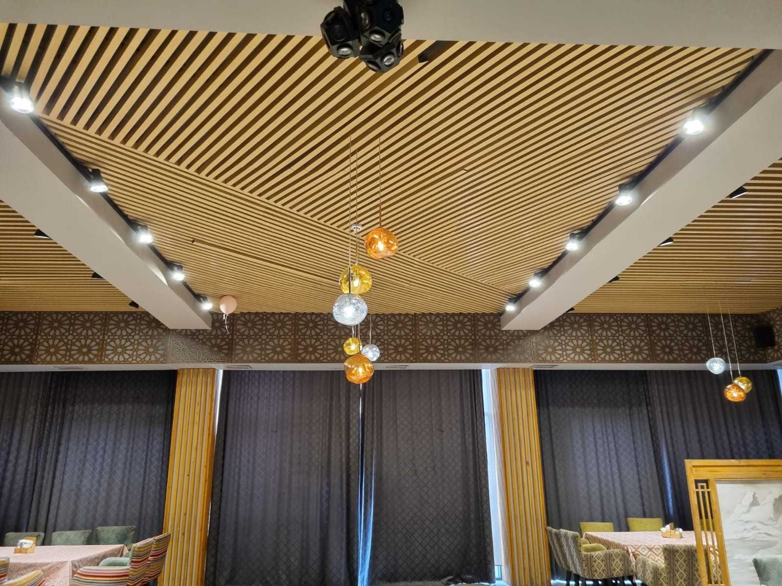 Кубообразный металлический подвесной потолок.