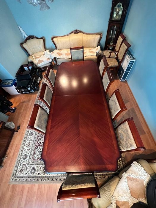 Продаётся стол со стульями из красного дерева
