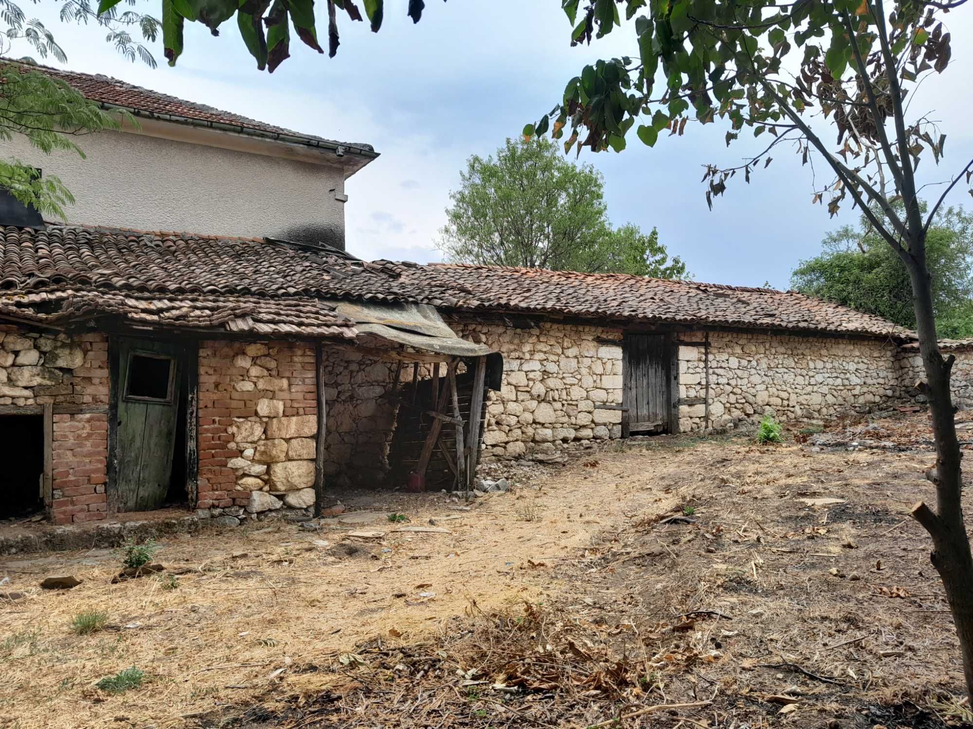 Монолитна къща на село