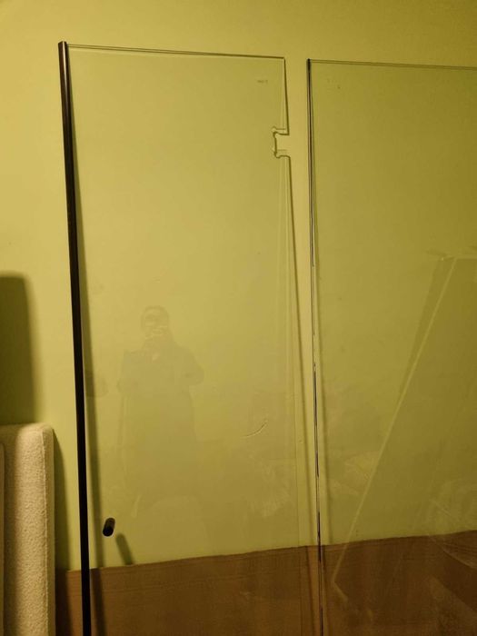 Стъклена врата с фиксирана преграда за баня