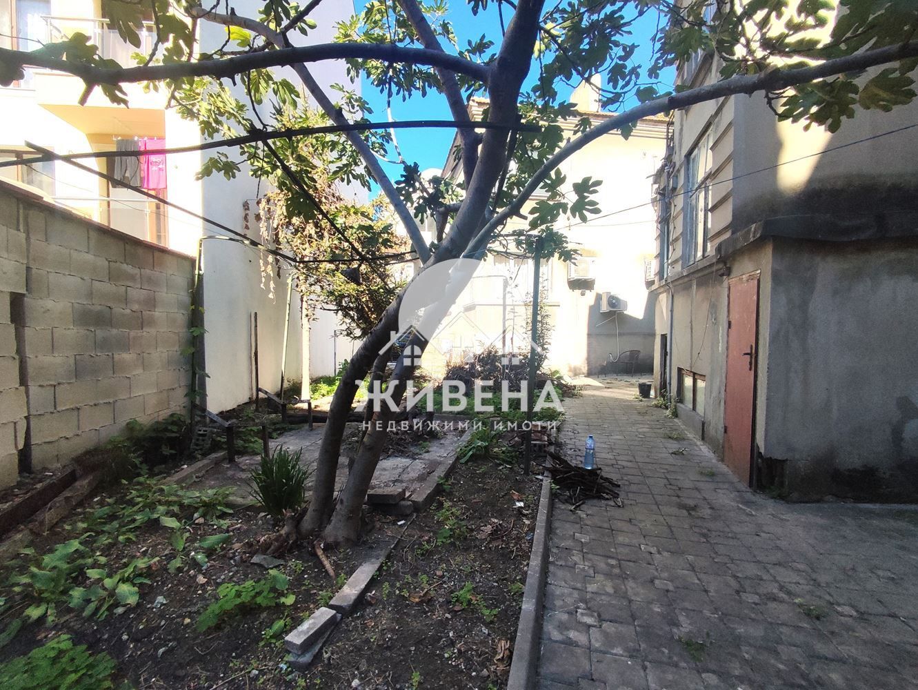 Продавам къща в района на Операта и Бизнес хотел