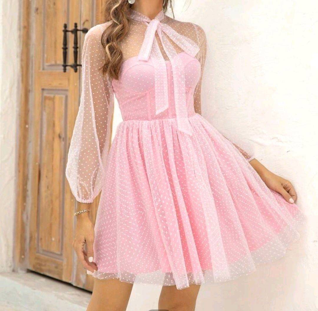 Розова разкроена рокля