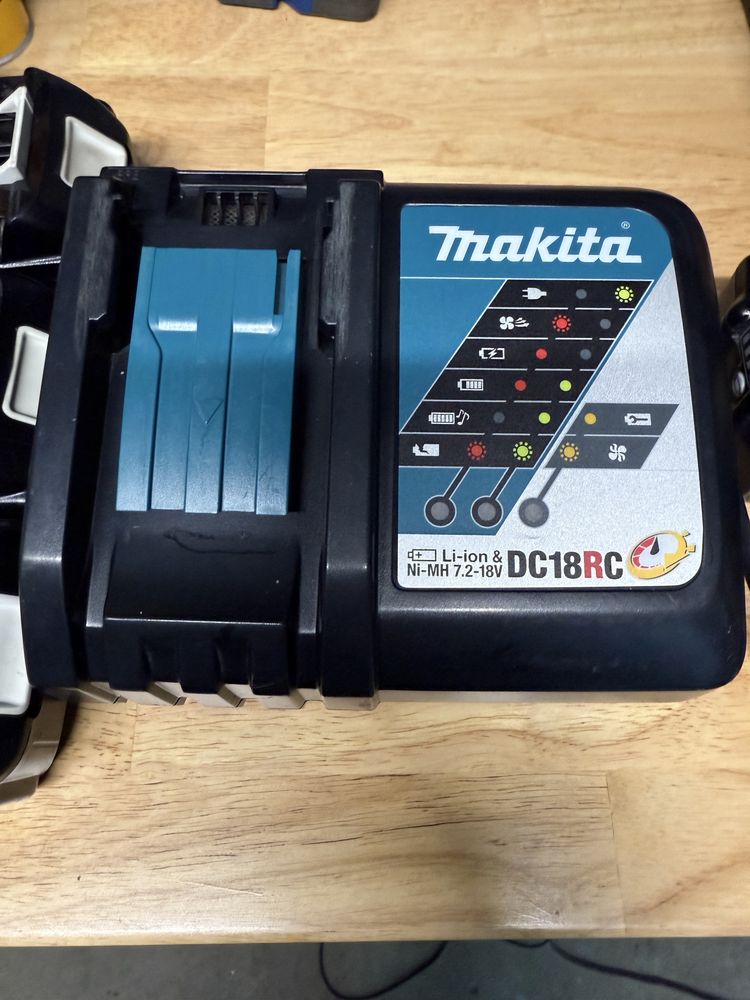Бърза зарядна станция Makita