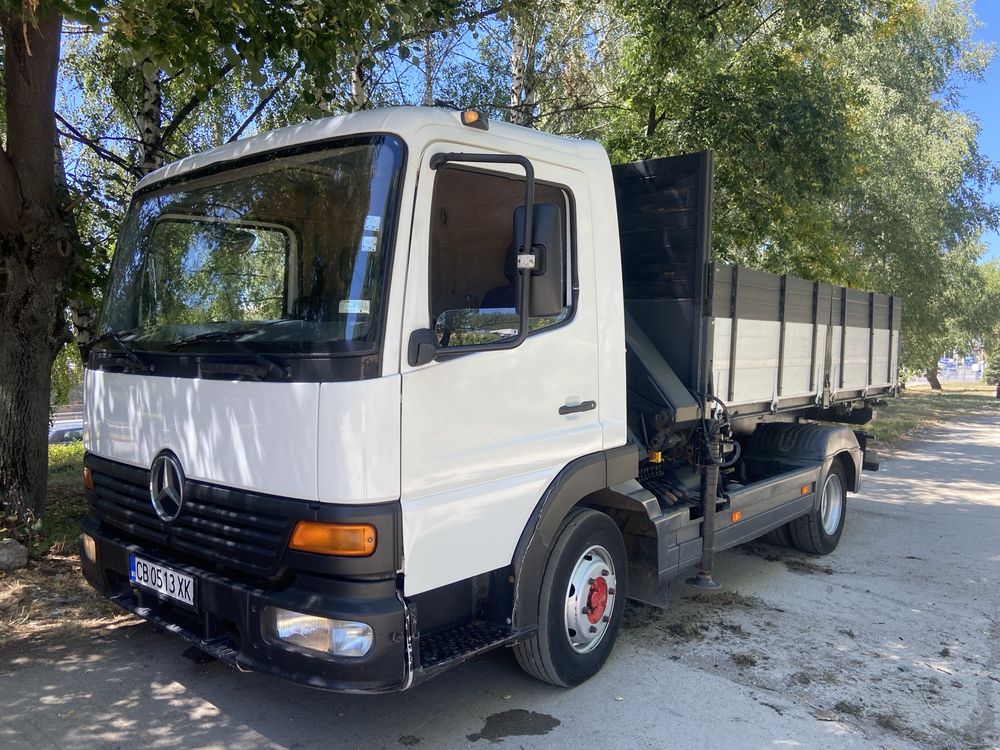 Mercedes atego тристранен самосвал с кран
