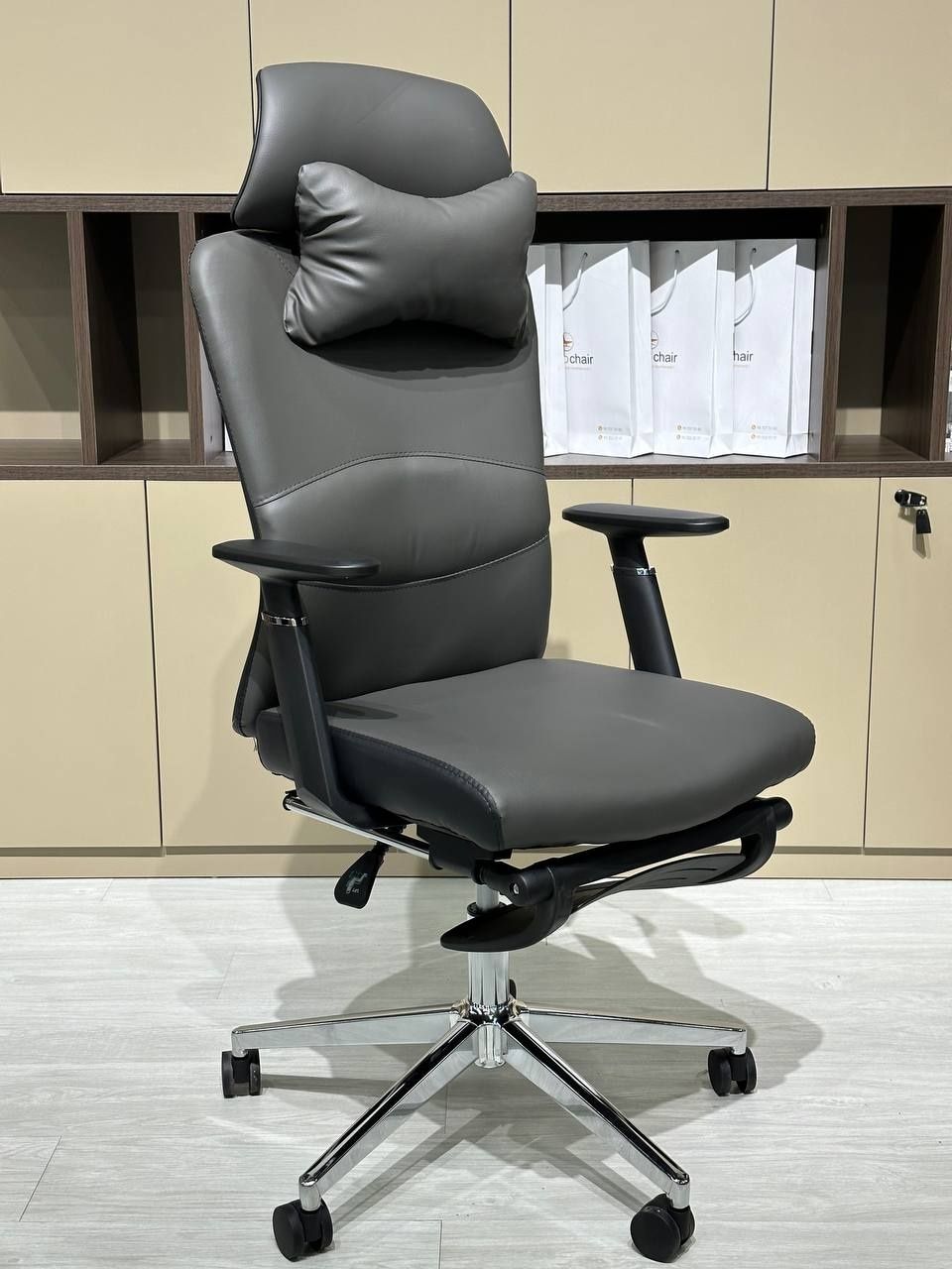 Офисное кресло для руководителя модель  pillow