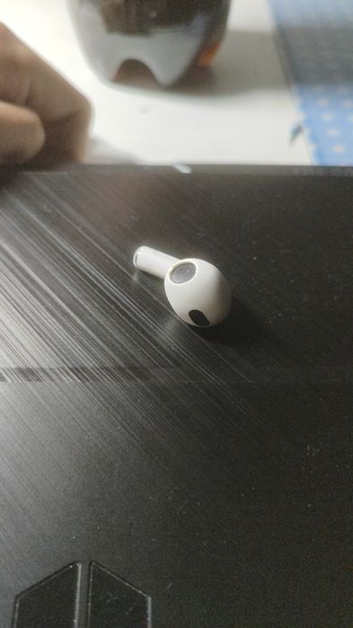 1 наушник air pods